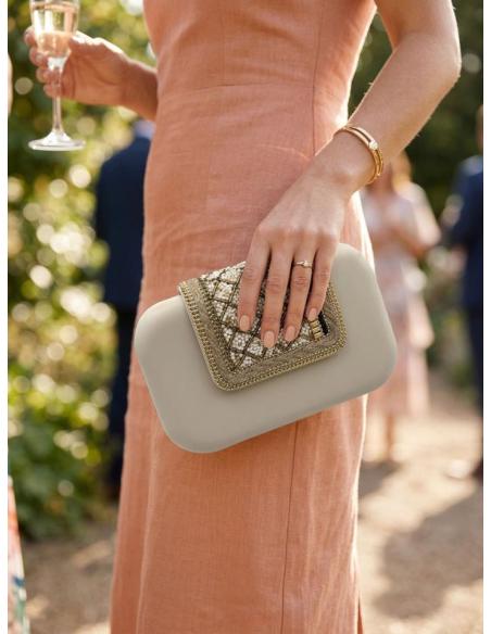 BOLSOS INVITADAS DE BODA EN BEIGE SOLAPA DECORADA | CLUTCH VERANO