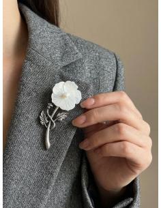 BROCHES MUJER FLOR BLANCA DE NACAR | INVITADA Y MADRINA BODA 2