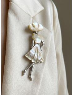 BROCHES ORIGINALES CON SILUETA DE MUJER DE NACAR | DIARIO CASUAL 2