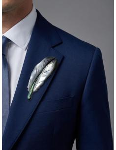 BROCHES MUJER DE NACAR PLUMA GRIS MADREPERLA | MADRINA E INVITADA 2