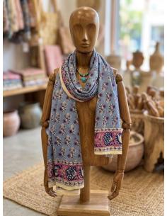 PAÑUELOS AZULES Y FUCSIAS DISEÑO FULAR Y PAREO | MODA CASUAL