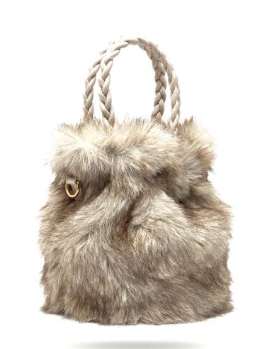 BOLSO BLANCO DE PELO VISON Y ASAS CORTAS PARA INVIERNO | MODA URBANA MUJER