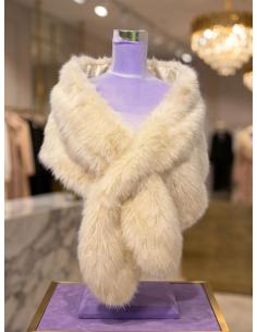 ESTOLA BLANCO ROTO PELO PARA INVITADA Y MADRINA DE BODA | BODAS OTOÑO INVIERNO 2